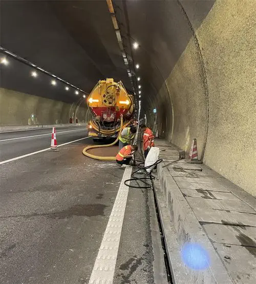 唐河隧道排水渠清淤